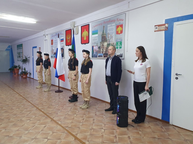 Учебная неделя началась со ставшей уже традиционной линейкой с выносом государственных флагов Российской Федерации и Республики Коми..