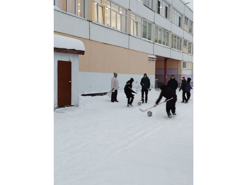 Весёлые старты на свежем воздухе для учащихся 9-11 классов на предновогодней неделе провела учитель физической культуры Кавецкая С.В..