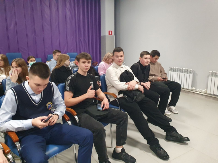 Учащиеся 9 б класса сегодня, 9 ноября, приняли участие в профориентационной встрече представителями ОМВД России..